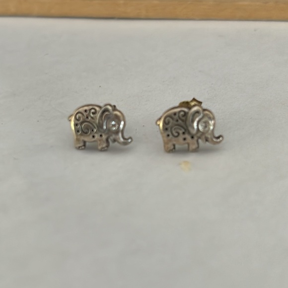 Cute elephant stud earrings - Picture 5 of 11